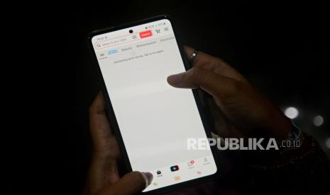 Seseorang menunjukan fitur TikTok Shop yang resmi ditutup di Jakarta, Rabu (4/10/2023). 