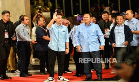 Capres dan cawapres nomor urut 2 Prabowo Subianto dan Gibran Rakabuming Raka tiba di lokasi untuk mengikuti sesi Debat Kedua Calon Wakil Presiden Pemilu 2024 di Jakarta Convention Center (JCC), Jakarta, Jumat (22/12/2023). Debat kedua ini mengangkat tema Ekonomi Kerakyatan dan Digital, Keuangan, Investasi Pajak, Perdagangan, Pengelolaan APBN-APBD, Infrastruktur dan Perkotaan.