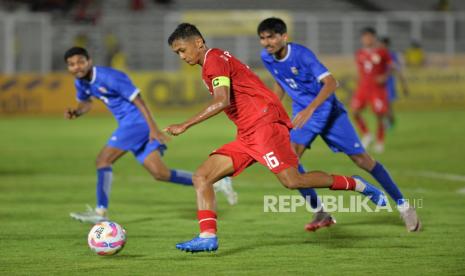 Pemain timnas Indonesia U-20 Dony Tri Pamungkas berusaha melewati pemain Timnas Maladewa U-20 pada laga Grup F Kualifikasi Piala Asia U-20 2025 di Stadion Madya, Senayan, Jakarta ,Rabu (25/9/2024). Garuda Muda sukses mengalahkan Maladewa 4-0.