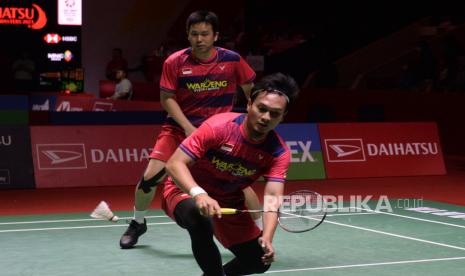 Pasangan ganda putra Indonesia Mohammad Ahsan-Hendra Setiawan mengembalikan kok ke arah lawannya pasangan ganda putra Indonesia Leo Rolly Carnando-Daniel Martin  dalam babak 16 besar Daihatsu Indonesia Master 2023 di Istora Senayan, Jakarta, Kamis (26/1/2023). Pada pertandingan itu pasangan Ahsan-Hendra kalah  skor 14-21 dan 17-21.