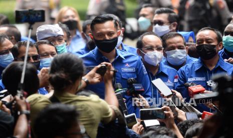 Ketua Umum Partai Demokrat Agus Harimurti Yudhoyono (AHY) saat tiba di Kantor Direktorat jenderal aAdministrasi Hukum Umum Kementerian Hukum dan HAM, Kuningan Jakarta, Senin (8/3). Tujuan kedatangan AHY beserta jajaran pengurus tingkat daerah tersebut ingin menyampaikan pada Kemenkumham, jika kongres luar biasa (KLB) yang digelar kubu Moeldoko di Deli Serdang, Sumatera Utara (Sumut), ilegal.Prayogi/Republika.