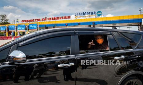 Gubernur Jawa Tengah Ganjar Pranowo meninjau posko terpadu Pos Pengamanan Lebaran 2021 di Gerbang Tol Kalikangkung, Kota Semarang, Jawa Tengah, Selasa, (4/5/2021). Pemerintah Kota Semarang menyiapkan sembilan posko penyekatan 24 jam guna mencegah lalu lalang pemudik yaitu di Gerbang Tol Kalikangkung, Gerbang Tol Banyumanik, Pos Taman Unyil, Pos Mangkang, Genuksari, Darupono, Sisemut, Penggaron dan Cangkiran menjelang dan semasa larangan mudik Lebaran pada 6-17 Mei 2021 sebagai upaya mencegah penyebaran COVID-19.