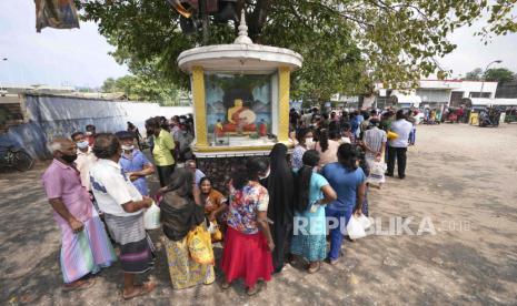 Warga Sri Lanka mengantre untuk membeli minyak tanah di sebuah pompa bahan bakar di Kolombo, Sri Lanka, Jumat, 25 Maret 2022.