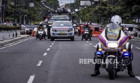 Petugas kepolisian mengawal kendaraan patroli (ilustrasi).