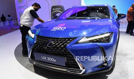 Pekerja membersihkan mobil listrik Lexus UX 300e yang di pamerkan pada pameran otomotif Gaikindo Indonesia International Auto Show (GIIAS) 2022 di ICE BSD, Tangerang, Banten, Kamis (11/8/2022). Sebanyak 25 merek kendaraan menghadirkan jajaran kendaraan listriknya pada ajang pameran otomotif GIIAS 2022. 