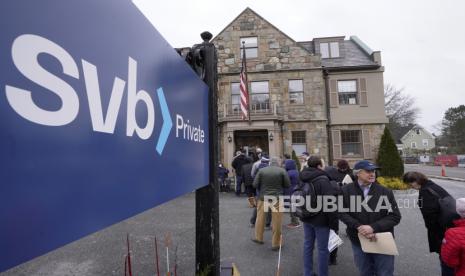 Nasabah memgantri di luar lokasi cabang Silicon Valley Bank, Senin (13 /3/2023), di Wellesley, Mass.