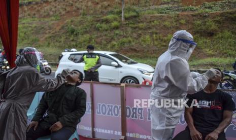 Penyekatan akan Dilakukan di Pusat Keramaian Tasikmalaya. Foto: Petugas mengambil sampel lendir hidung kepada pemudik saat pemeriksaan tes cepat (rapid test) Antigen COVID-19 di Jalur Selatan Pos penyekatan leter U Gentong, Kabupaten Tasikmalaya, Jawa Barat, Minggu (16/5/2021). Pemerintah menggelar random atau acak testing COVID-19 secara gratis bagi pemudik yang melintas di Jalur Selatan, Jawa, menuju Bandung dan Jakarta untuk mengatisipasi lonjakan kasus COVID-19 pasca Lebaran. 