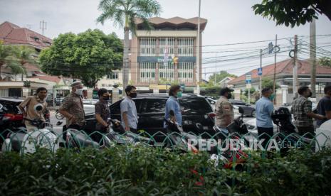 Jamaah Masjid Cut Meutia Disiplin Saat Shalat Jumat. Jamaah mengantre untuk dicek suhu tubuh sebelum shalat jumat pada hari pertama masa transisi pembatasan sosial berskala besar (PSBB) di Masjid Cut Meutia, Jakarta, Jumat (5/6). Masjid Cut Meutia kembali menggelar shalat jumat pertama setelah masa penguncian akibat COVID-19 dengan menerapkan protokol kesehatan seperti menggunakan masker, mencuci tangan, pengukuran suhu tubuh dan menjaga jarak fisik serta diisi hanya 50 persen kapasitas jemaah