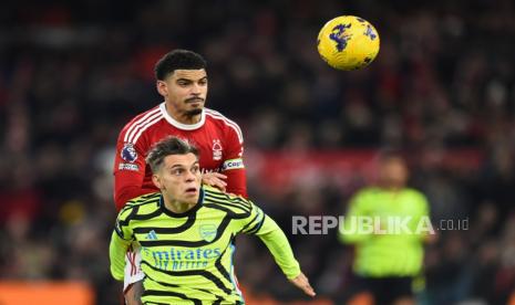 Leandro Trossard (Kiri) dari Arsenal dan Morgan Gibbs-White (kanan) dari Nottingham beraksi selama pertandingan sepak bola Liga Utama Inggris antara Norttingham Forest dan Arsenal FC, di Nottingham, Inggris, Rabu (31/1/2024) dini hari WIB