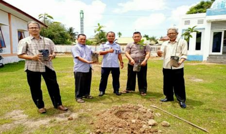 Ciptakan Lingkungan Asri, Pengelola PP Lambada Lhok Aceh Besar Tanami Pohon