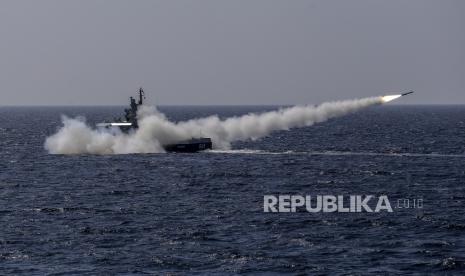 KRI Celurit-641 menembakan rudal C-705 ke target sasaran di Laut Natuna Utara, yang berbatasan dengan Laut Cina Selatan di Provinsi Kepulauan Riau, Kamis (8/4/2021). 