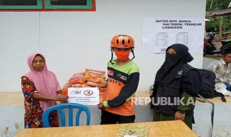 Bantuan Korban Longsor. Relawan ACT Tasikmalaya memberikan bantuan terhadap pengungsi terdampak longsor di Desa Cikubang, Kecamatan Taraju, Kabupaten Tasikmalaya, Senin (22/6). 