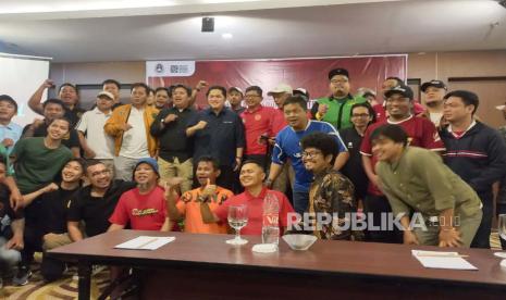 Ketua Umum PSSI Erick Thohir bersama pimpinan suporter dalam acara praworkshop suporter sepak bola nasional di Hotel Abadi Malioboro, Daerah Istimewa Yogyakarta (DIY), Jumat (15/9/2023).