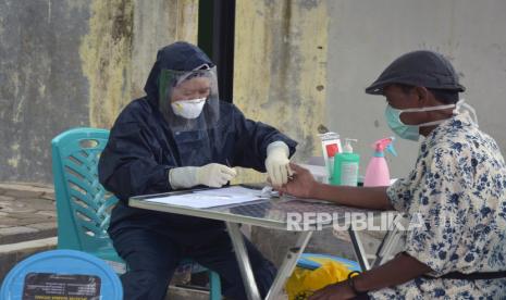 Seorang warga mengikuti tes cepat (rapid test) COVID-19 di Puskesmas Senapelan, Kota Pekanbaru, Riau, Kamis (2/4/2020). Seluruh Puskesmas di Pekanbaru menggelar rapid test serentak yang diprioritaskan untuk Tenaga Kerja Indonesia (TKI) berstatus Orang Dalam Pemantauan (ODP), karena jumlah jumlah ODP di Provinsi Riau meningkat signifikan