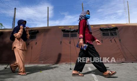 Warga usai menggunakan hak pilih Pilkada Kabupaten Boyolali di tempat pemungutan suara (TPS) 6, Barak Pengungsian Tlogolele, Boyolali, Jawa Tengah, Rabu (9/12). Sebanyak 422 pemilih dari kawasan rawan bencana (KRB) 3 Gunung Merapi Desa Tlogolele menggunakan hak pilih di TPS pengungsian. Pilkada Kabupaten Boyolali hanya ada satu pasang calon bupati dan wakil bupati melawan kotak kosong. Pada Pilkada ini menggunakan protokol kesehatan Covid-19, untuk menghindari penyebaran Covid-19.