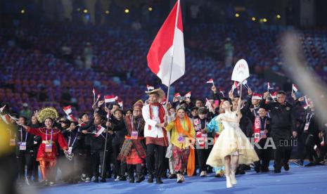 Para atlet kontingen Indonesia mengikuti parade upacara pembukaan Asian Games ke-19 2022 di Olympic Sports Centre Stadium Hangzhou, Cina, 23 September 2023.