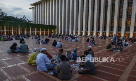 Muslim membatalkan puasa mereka di Masjid Istiqlal saat Ramadan (ilustrasi).