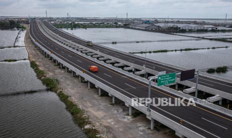 Foto udara sejumlah kendaraan roda empat melaju di Jalan Tol Semarang-Demak Seksi II di Kabupaten Demak, Jawa Tengah, Kamis (22/12/2022) (ilustrasi). Gubernur Jawa Tengah (Jateng) Ganjar Pranowo mengatakan bahwa persoalan terkait pembebasan lahan Jalan Tol Semarang-Demak Seksi I Ruas Kaligawe-Sayung segera diselesaikan.