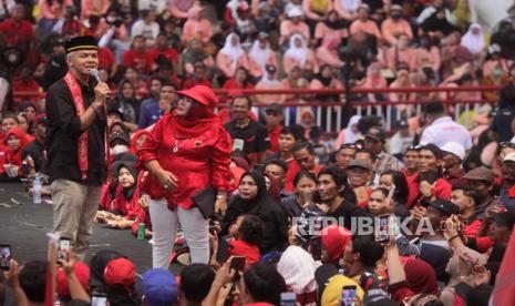 Calon presiden nomor urut 3 Ganjar Pranowo menyampaikan orasi politik saat melakukan pertemuan dengan tim pemenangan daerah (TPD), caleg partai koalisi dan relawan di gedung Pencak Silat Stadion Aji Imbut, Kutai Kartanegara , Kalimantan Timur, Rabu (6/12/2023). Pertemuan tersebut merupakan rangkaian kampanye dalam pemenangan calon presiden dan calon wakil presiden Ganjar Pranowo dan Mahfud MD dalam pemilihan presiden 2024.