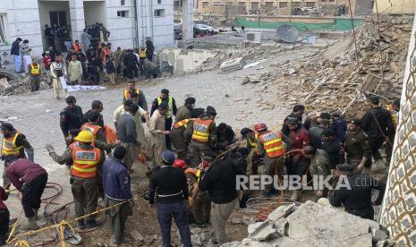 Petugas keamanan dan petugas penyelamat memeriksa jenazah di lokasi bom bunuh diri, di Peshawar, Pakistan, Senin (30/1/2023) dini hari. Seorang pembom bunuh diri menyerang Senin di dalam sebuah masjid di kota Peshawar, Pakistan barat laut, menewaskan banyak orang dan melukai puluhan lainnya. jamaah, kata pejabat.