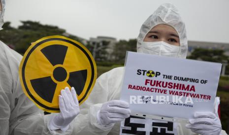 Demo di Seoul, Korea Selatan, menolak pembuangan limbah nuklir Fukushima Jepang.