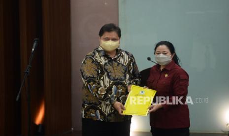 Ketua Umum DPP Partai Golkar Airlangga Hartarto menyerahkan nama pengganti Azis Syamsuddin sebagai pimpinan DPR RI kepada Ketua DPR Puan Maharani di Media Center DPR, Kompleks Parlemen, Senayan, Jakarta, Rabu (29/9). Partai Golkar resmi mengajukan Lodewijk Freidrich Paulus sebagai calon Wakil Ketua DPR menggantikan Azis Syamsuddin yang tersangkut masalah korupsi di Komisi Pemberantasan Korupsi (KPK)Prayogi/Republika