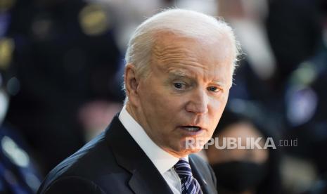 Presiden Joe Biden berbicara dalam upacara untuk menghormati perwira Polisi Capitol AS, William Evans.