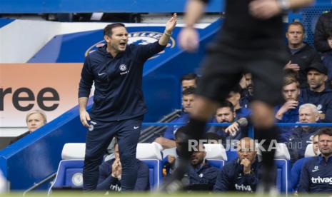 Manajer Chelsea Frank Lampard memberi intruksi pada pertandingan sepak bola Liga Premier Inggris antara Chelsea FC dan Nottingham Forest, di London, Inggris, Sabtu (13/5/2023). 