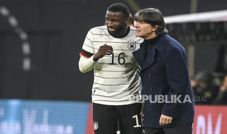  Pelatih kepala tim Jerman Joachim Loew berbicara dengan pemainnya, Antonio Ruediger.