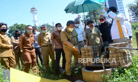 Wakil Wali Kota Bandung Yana Mulaya didampingi Kepala Dinas Pariwisata dan Kebudayaan Kota Bandung Kenny Dewi Kaniasari meninjau dua dari tujuh Sumur Bandung di bekas bagunan Palaguna, kawasan Alun-alun Kota Bandung, yang saat ini sudah rata dengan tanah, Selasa (7/7). Kedua sumur bersejarah berkaitan dengan berdirinya Kota Bandung ini, kondisinya cukup mengenaskan, terbengkalai dipenuhi sampah dan semak belukar. Yana mengajak Dinas Pariwisata untuk terus membenahi tempat tempat penting dan bersejarah agar bisa tetap terawat dan terjaga.