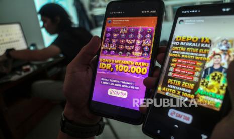 Warga melihat iklan judi online melalui gawainya. Pengamat telekomunikasi mengingatkan masyarakat bahwa judi nline tidak menawarkan keuntungan nyata.