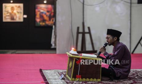 Peserta membaca Al Quran saat lomba Musabaqah Tilawatil Quran (MTQ) di Masjid Agung Al Azhar, Jakarta, Ahad (24/3/2024).