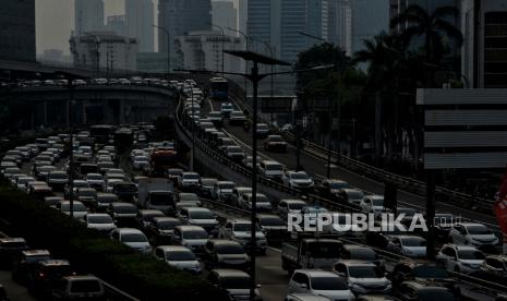 Kendaraan terjebak kemacetan di Jalan Gatot Subroto, Jakarta. Polda Metro Jaya berencana melakukan perubahan dan pergeseran jam kerja guna memecah kemacetan di DKI Jakarta. Hal tersebut sebelumnya telah didiskusikan didiskusikan dengan Pemprov DKI Jakarta, instansi pemerintah, hingga sektor swasta terkait. Republika/Thoudy Badai