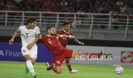 Pesepak bola Timnas Indonesia Jordi Amat (tengah).