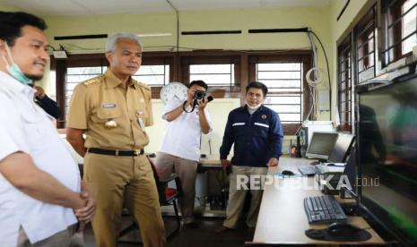 Gubernur Jawa Tengah, Ganjar Pranowo meninjau pos pemantauan gunung Merapi babadan, di Kecamatan dukun, Kabupaten magelang, Jawa Tengah, Senin (13/3).