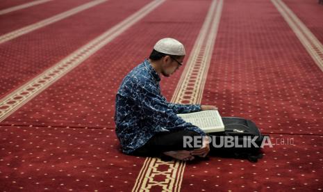 Jamaah membaca Alquran (ilustrasi). Rasa berterimakasih umat adalah dengan membaca Alquran sebagai nikmat terbesar  