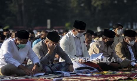 Gubernur Jawa Barat Ridwan Kamil saat menghadiri pelaksanaan Shalat Idul Fitri 1443 Hijriah di Lapangan Gasibu, Jalan Diponegoro, Kota Bandung, Senin (2/5/2022). Pemerintah Provinsi Jawa Barat kembali menggelar Shalat Idul Fitri di Lapangan Gasibu setelah dua tahun ditutup karena pandemi Covid-19. Foto: Republika/Abdan Syakura