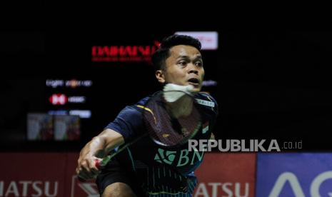 Pebulu tangkis tunggal putra Indonesia Anthony Ginting mengembalikan kok ke arah pebulu tangkis tunggal Singapura Loh Kean Yew dalam pertandingan babak perempat final turnamen Daihatsu Indonesia Masters 2024 di Istora Senayan, Gelora Bung Karno, Jakarta, Jumat (26/1/2024). Anthony Ginting berhasil mengalahkan Loh Kean Yew dengan skor akhir 21-17, 21-19.