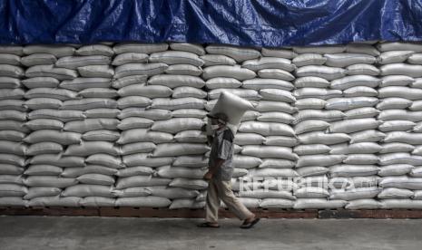 Pekerja melakukan bongkar muat beras di Komplek Pergudangan Bulog (ilustrasi). Perum Bulog Cabang Surakarta menggelar operasi pasar (OP) melalui program stabilisasi pasokan dan harga pangan (SPHP) untuk menstabilkan harga beras yang tinggi, di Balai Desa Kedawung, Kecamatan Kedawung, Kabupaten Sragen, Jawa Tengah, Kamis (19/1/2023).