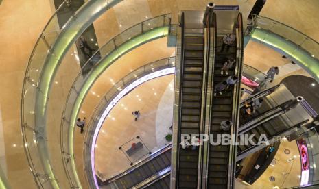 Pengunjung berada di pusat perbelanjaan Grand Indonesia, Jakarta, Rabu (3/11). Wilayah Jabodetabek meliputi DKI Jakarta, Kota Tangerang, Kabupaten Tangerang, Kota Bogor, Kota Depok, Kota Bekasi dan Kabupaten Bekasi mengalami kenaikan level PPKM dua. 