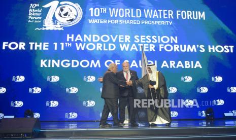 Menteri PUPR Basuki Hadimuljono (kiri) menyerahkan bendera kepada Deputy Minister for Water, at the Ministry of Environment Water and Agriculture Arab Saudi Abdulaziz M. Alshaibani (kanan) yang disaksikan Presiden World Water Council Loic Fauchon (tengah) pada upacara penutupan World Water Forum ke-10 2024 di Bali International Convention Center, Nusa Dua, Badung, Bali, Jumat (24/5/2024). 