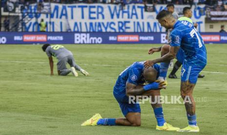 Pesepak bola Persib Bandung David Da Silva (kiri) mencium kaki rekannya Ciro Alves (kanan) saat seleberasi usai mencetak gol ke gawang Persebaya Surabaya pada pertandingan lanjutan BRI Liga 1 di Stadion Si Jalak Harupat, Kabupaten Bandung, Jawa Barat, Sabtu (20/4/2024). Persib mengalahkan Persebaya Surabaya dengan skor akhir 3-1. 