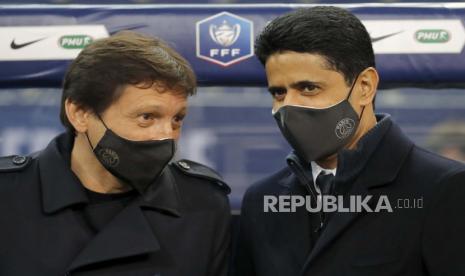 Presiden PSG Nasser Al-Khelaifi, kanan, berbicara kepada Leonardo Araujo usai pertandingan final Piala Prancis antara Paris Saint Germain dan Monaco di stadion Stade de France, di Saint Denis, utara Paris, Kamis (20/5). 