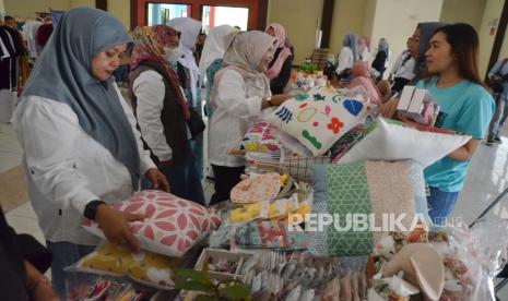 Pengunjung melihat berbagai produk UMKM saat Bazar Ramadhan Dinas Koperasi dan Usaha Kecil (Diskuk) Jabar di Gedung Sentra Bisnis Koperasi dan UMKM (Senbik), Jalan Soekarno Hatta, Kota Bandung, Rabu (27/3/2024). Acara yang bertajuk Kilau Ramadhan Mendorong Pemberdayaan Ekonomi dan Sosial Umat ini menghadirkan paket sembako mudah, aneka kuliner serta produk UMKM dari berbagai daerah di Jawa Barat. Dengan kegiatan tersebut diharapkan masyarakat dapat membeli kebutuhan pokok dan lainnya untuk keperluan Ramadhan dan Idul Fitri dengan harga murah. Bazar Ramadhan berlangsung dari 27-28 Maret 2024.