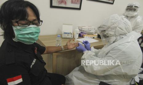 Sebanyak tujuh orang warga dinyatakan telah positif terpapar virus corona atau covid-19 saat mengikuti rapid test atau tes cepat yang diselenggarakan di Balai Kota Bandung, Sabtu (4/4) lalu. 