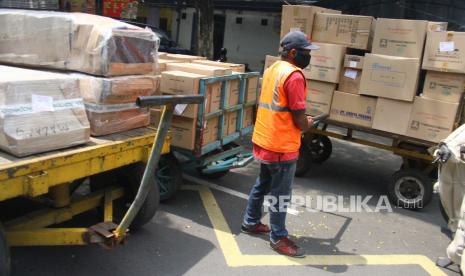 Pekerja menata paket untuk dikirim ke  luar kota di sebuah gerai layanan ekspedisi melalui kereta api di Stasiun Malang, Jawa Timur, Selasa (21/4/2020). PT Kereta Api Indonesia (KAI) mencatat, volume angkutan barang mengalami peningkatan dari 3,6 juta ton pada bulan Februari 2020 menjadi 4,2 juta ton pada bulan Maret 2020 atau meningkat sebesar 16 persen