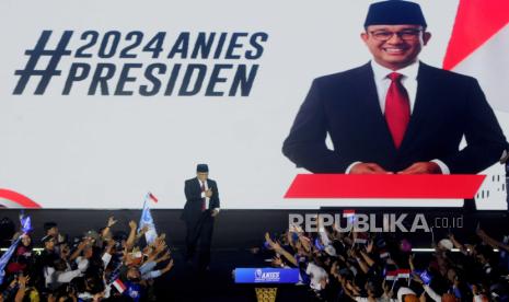 Bakal Calon Presiden dari Koalisi Perubahan untuk Persatuan (KPP) Anies Baswedan bersiap menyampaikan pidato politik di Tenis Indoor Senayan, Kompleks Gelora Bung Karno, Jakarta, Ahad (7/5/2023). Anies Baswedan menyampaikan pidato bertajuk Meluruskan Jalan Menghadirkan Keadilan yang dihadiri 4.000 relawan. Pada kesempatan tersebut juga dideklarasikan relawan Amanat Indonesia (Anies) yang merupakan komunitas gerakan yang memperjuangkan Anies sebagai Presiden 2024.