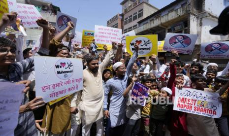 Muslim India memegang plakat menuntut penangkapan Nupur Sharma, juru bicara partai nasionalis Hindu yang memerintah saat mereka bereaksi terhadap referensi menghina Islam dan Nabi Muhammad yang dibuat olehnya selama protes di Ahmedabad, India, Jumat, 10 Juni 2022. Di sedikitnya lima negara Arab telah mengajukan protes resmi terhadap India, dan Pakistan dan Afghanistan juga bereaksi keras pada Senin atas komentar yang dibuat oleh dua juru bicara terkemuka dari Partai Bharatiya Janata pimpinan Perdana Menteri Narendra Modi.