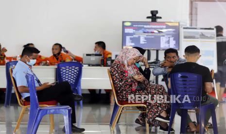  Anggota keluarga penumpang Sriwijaya Air SJ182 yang jatuh ke laut dekat Jakarta, pada Sabtu, menunggu untuk memberikan data kerabatnya kepada pihak berwenang untuk keperluan identifikasi, di Bandara Internasional Soepadio di Pontianak, Indonesia, Minggu, 10 Januari 2021. Tim penyelamat Indonesia mengeluarkan bagian tubuh, potongan pakaian dan potongan logam dari Laut Jawa Minggu pagi, sehari setelah sebuah Boeing 737-500 dengan puluhan orang di dalamnya jatuh tak lama setelah lepas landas dari Jakarta, kata para pejabat.