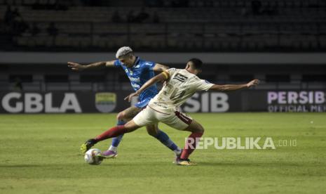 Penyerang Persib Bandung Ciro Alves (kiri) berebut bola dengan bek Bali United FC Ricky Fajrin (kanan) pada pertandingan lanjutan BRI Liga 1 di Stadion Gelora Bandung Lautan Api (GBLA) Gedebage, Kota Bandung, Jawa Barat, Kamis (3/8/2023). Dalam pertandingan tersebut Persib Bandung imbang melawan Bali United FC dengan skor 0-0.